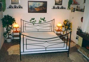 Postel KARINA - Kvalitní kovová postel ruční výroba